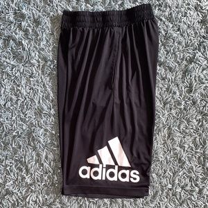 MENS ADIDAS SHORTS SIZE MEDIUM